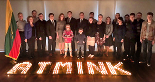„Atmink” – taip savo pagarbą Sausio 13 aukoms išreiškė Lietuvos ambasados Washingtone darbuotojų kolektyvas. (LR ambasados archyvo nuotr.)