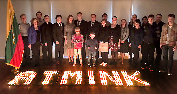 „Atmink” – taip savo pagarbą Sausio 13 aukoms išreiškė Lietuvos ambasados Washingtone darbuotojų kolektyvas. (LR ambasados archyvo nuotr.)