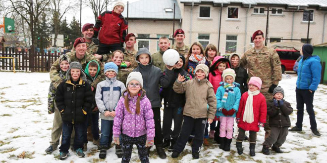 Paparčių Šv. Juozapo šeimos vaikai pozavo su amerikiečių kariais.