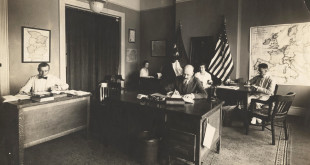 Pirmoje nuotraukoje (biuras1): Lietuvių informacinis biuras Washingtone 1917–1918 metais. Prie pirmo stalo sėdi Balys Mastauskas, prie antrojo – Julius Kaupas, prie durų Kazys Česnulis. Moterys nuotraukoje – biuro darbuotojų sekretorės.