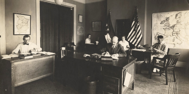 Pirmoje nuotraukoje (biuras1): Lietuvių informacinis biuras Washingtone 1917–1918 metais. Prie pirmo stalo sėdi Balys Mastauskas, prie antrojo – Julius Kaupas, prie durų Kazys Česnulis. Moterys nuotraukoje – biuro darbuotojų sekretorės.