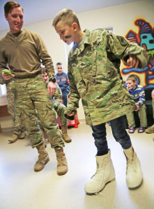 Kai užaugsiu, būsiu kareivis ir pats dėvėsiu tokius batus.