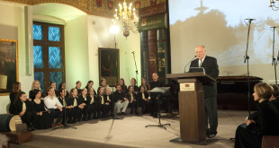 Iškilmingas K. Bradūno 100-mečio minėjimas šeštadienio vakarą vyko Valdovų rūmuose Vilniuje.