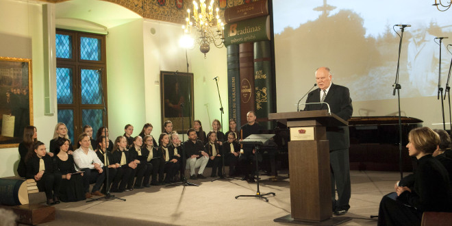 Iškilmingas K. Bradūno 100-mečio minėjimas šeštadienio vakarą vyko Valdovų rūmuose Vilniuje.