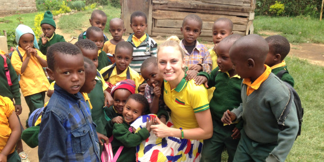 Ilgųjų nuotolių bėgikė Monika Juodeškaitė moko Afrikos vaikus anglų kalbos ir pasakoja apie Lietuvą.
