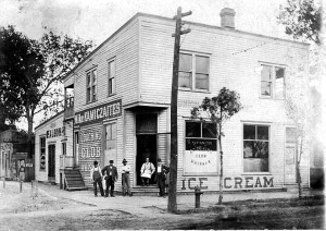 Mike Kamiczaites (Kamizaičio) karčiama ir ledų parduotuvė, maždaug 1910.