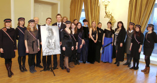 Laureatės ir koncertmeisterės su Studentų skautų organizacijos nariais.