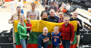 Prieš NBA sezono rungtynes Portlande (Oregono valst.) tarp vietinės „Trail Blazers” ir New Yorko „Knicks” su Mindaugu Kuzminsku susitiko lietuvių bendruomenės nariai.