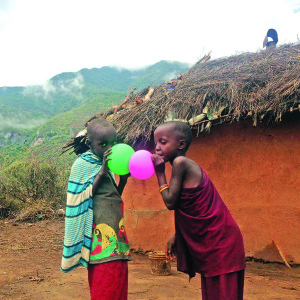 Maasai vaikams balionai teikia daug džiaugsmo.