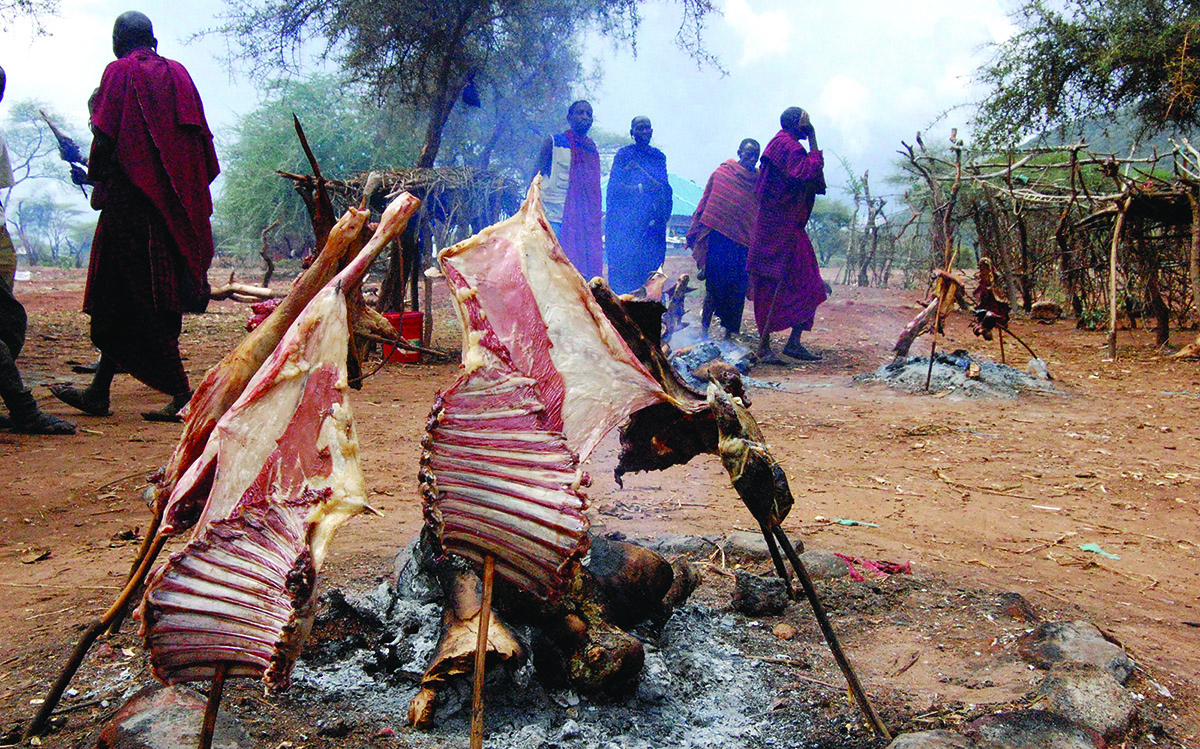 Maasai turguje ruošiami ir parduodami barbeque produktai.