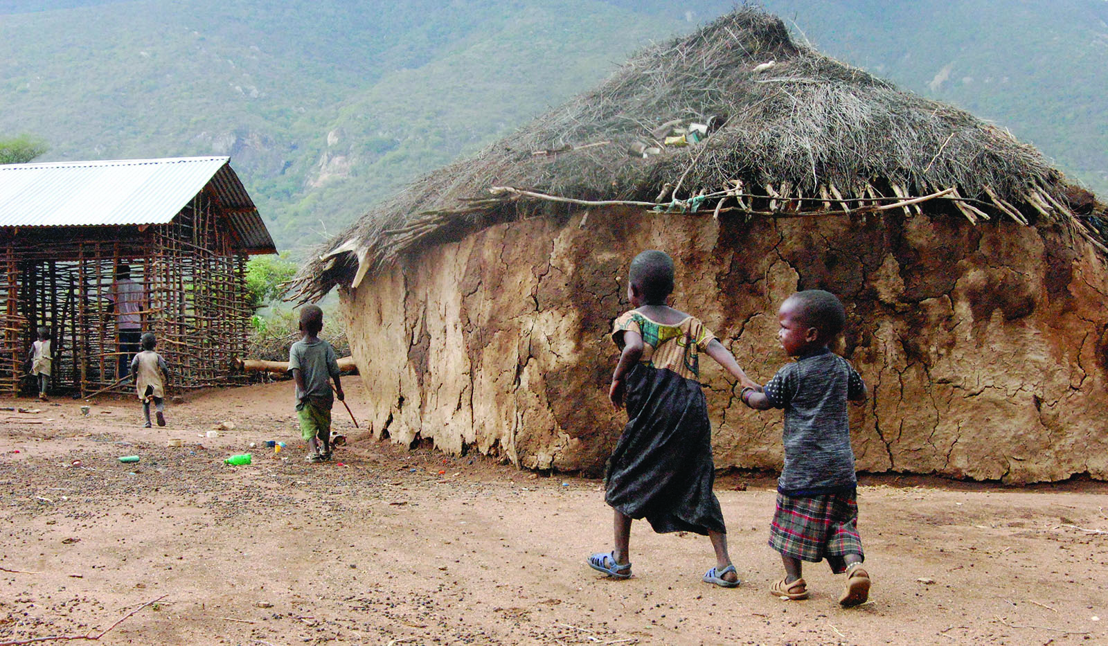 Mažieji Maasai gentainiai daug pramogų neturi.
