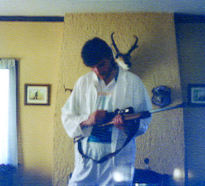 Sabonis apžiūrinėja A. Garolio šautuvą (1996 m. apsilankymas Portlande).
