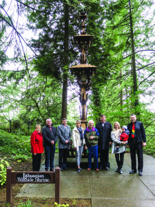 Tiek LF, kurio valdybos pirmininkas Marius Kasniūnas pirmąkart lankėsi Portlande (trečias iš d.), tiek Grotto parke lietuvių pastatytam koplytstulpiui šiemet sukanka 55 metai.