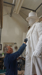 Skulptorius K. Balčiūnas jau baigia kurti J. Vileišio skulptūrą.