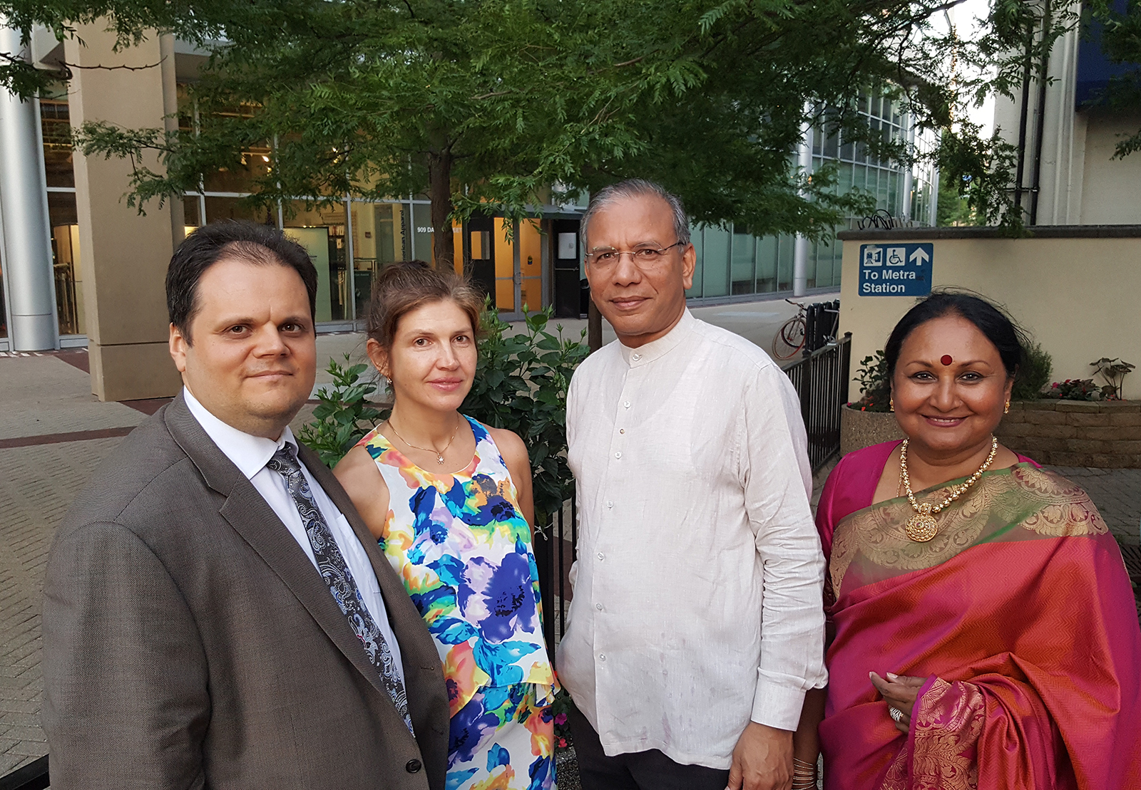 Po privačios vakarienės su Rotary International prezidentu K. R. „Ravi" Ravindran ir žmona Vanathy.