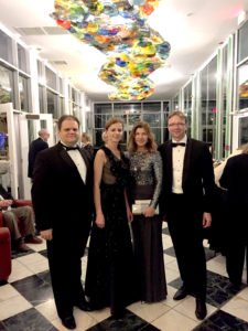 Balzeko lietuvių kultūros muziejaus 50 – mečio šventėje M. ir G. Gudynai kartu su LR ambasadoriumi JAV Rolandu Kriščiūnu ir jo žmona Živile.