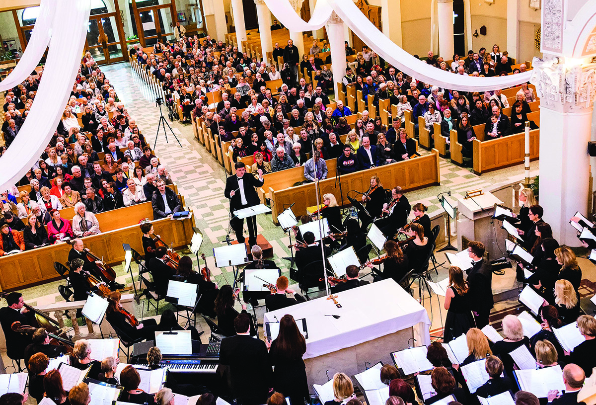 Dirigento Dariaus Polikaičio vedamas „Dainavos” ansamblis su solistais ir orkestru atlieka Mozarto „Missa brevis B-dur”.