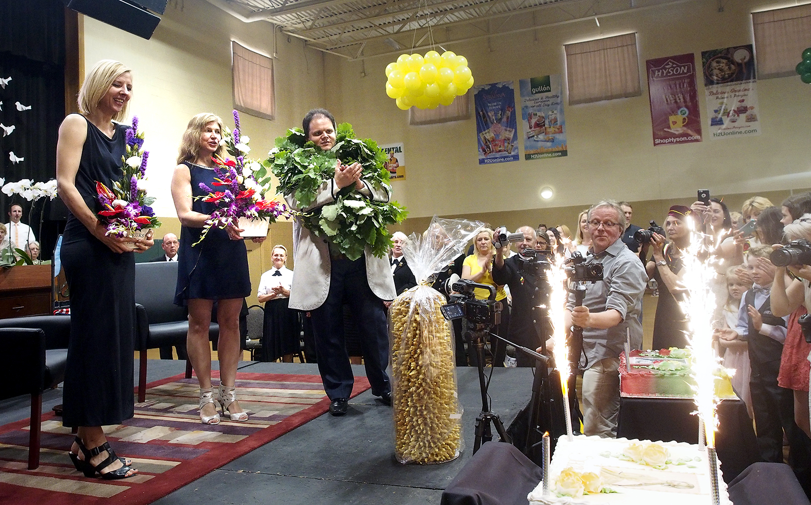 Atsisveikinimo žodžiai, gėlės ir įspūdingi tortai – išvykstantiems į Lietuvą (iš k.) Agnei Vertelkaitei, Gintarijai ir Marijui Gudynams.