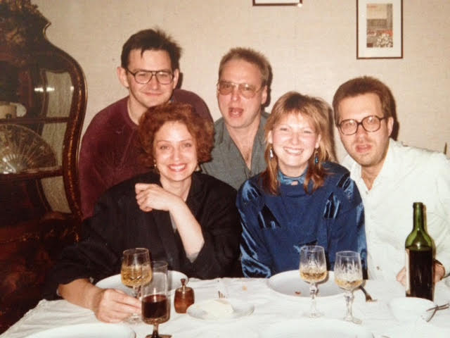 Vienas iš PLSS ir PLSSS įkūrėjų – Arūnas Povilas Paliulis (stovi antras iš k.) su žmona Karolina (antra iš d.) draugų rate Paryžiuje, 1988-aisiais.