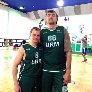 Krepšinio aikštelėje teko žaisti ir su ukrainiečiu Grigorijumi Chižniaku.