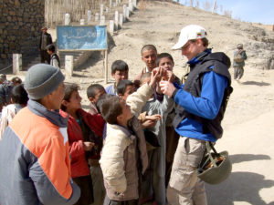 M. Bekešius bendrauja su Afganistano vaikais.