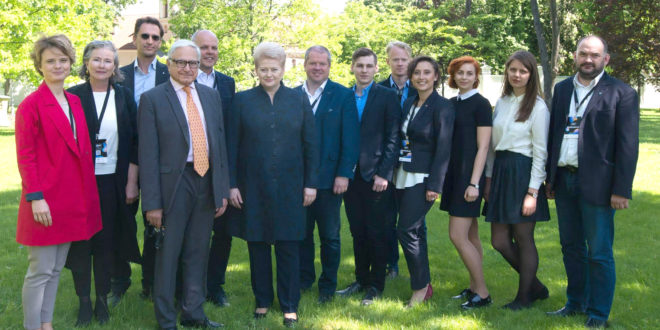 Virtualios iniciatyvos „Lietuva 4.000.000” komanda ir šio projekto globėja LR prezidentė Dalia Grybauskaitė.