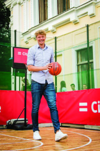 Krepšininkas Mindaugas Kuzminskas surengė krepšinio turnyrą po atviru dangumi.