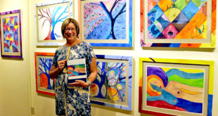 Laima Vincė savo naująją knygą „This is Not My Sky” ir meno kūrinių parodą pristatė jaukioje Maine valstijos galerijoje.