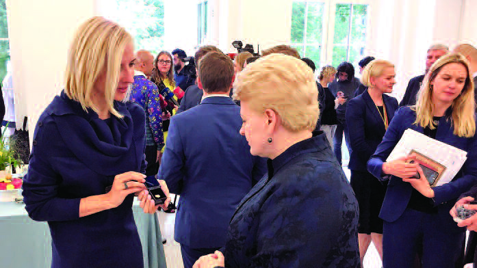 Projekto „To Be LT” vadovė A. Vertelkaitė įteikė Prezidentei D. Grybauskaitei iniciatyvos simbolio tautiškos lelijos ženkliuką.
