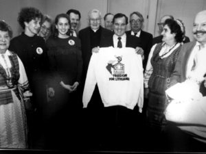 Tuometinis Čikagos meras Richard Daley (laiko marškinėlius) su lietuvių patriotų grupe. 