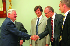 Su LR prezidentu Valdu Adamkumi susitikimo su LGUVO „Sugrįžus” nariais 2009 m.