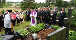 Atsisveikinimo su Mečislovu Algirdu Čepėnu apeigas Daugailių kapinėse veda kun. Juozas Čepėnas (k.) ir parapijos klebonas Saulius Kalvaitis.