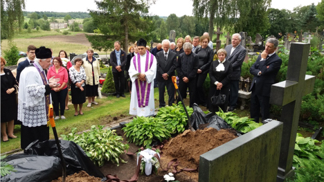 Atsisveikinimo su Mečislovu Algirdu Čepėnu apeigas Daugailių kapinėse veda kun. Juozas Čepėnas (k.) ir parapijos klebonas Saulius Kalvaitis.