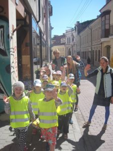 Su vaikais Vilniaus senamiestyje.