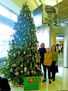 Dar pernai Midway oro uoste M. Krauchunas kartu su Balzeko muziejaus darbuotojomis Rita Janz (k.) ir Karile Vaitkute puošė eglę.