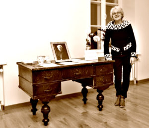 Vaižganto rašomasis stalas, kurį grąžino muziejui prof. Aldonos Vaitiekūnienės dukra Aušra Vaitiekūnaitė.