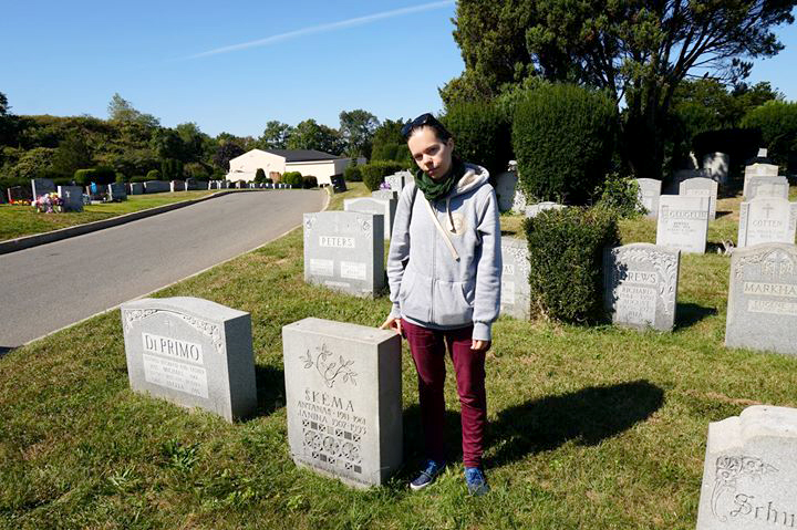 Projekto dalyvė Aistė Žemaitienė prie Antano Škėmos kapo New Yorke, „Cypress Hill” kapinėse.