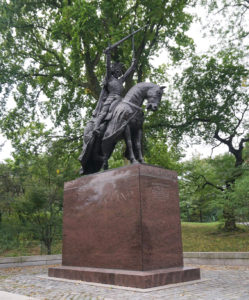 Jogailos skulptūrą Centriniame New Yorko miesto parke puošia Vyčiai.