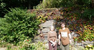 Carol Gargan (k.) bando sukurti naują lietuvišką vietą: Kosciuškos gydomąjį sodą. Dešinėje – vienas iš projekto kūrėjų Augustinas Žemaitis.