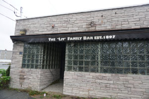 1897 metais įsteigtą lietuvišką barą „The Lit” Brocktone projekto „Tikslas – Amerika” dalyviai rado jau uždarytą.