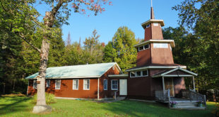 „Neringos” stovykloje Vermonte pasitiko koplyčia, atidaryta 1989 m. Viduje – V. K. Jonyno kryžiaus kelio stotys ir simbolinė Gedimino pilis su „Geležinio vilko” statula.