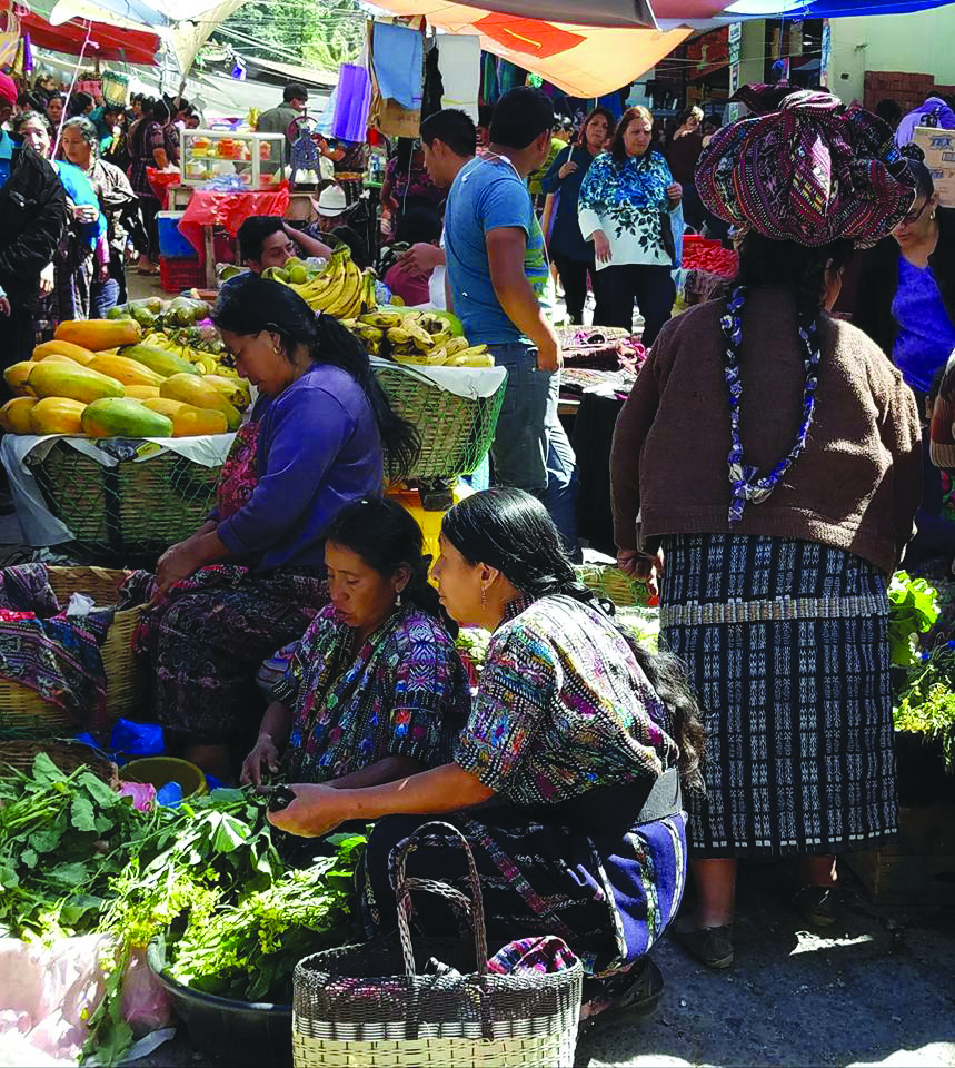 Solola turguje – tradiciniais spalvingais apdarais vilkintys prekiautojai.