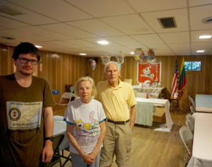 Lietuvių klubas vasaromis veikia Gardner miesto paežerėje, jam vadovauja klubo šeimininkai Bronė ir Bill Vyšniauskai (d.). Kairėje – A. Žemaitis.