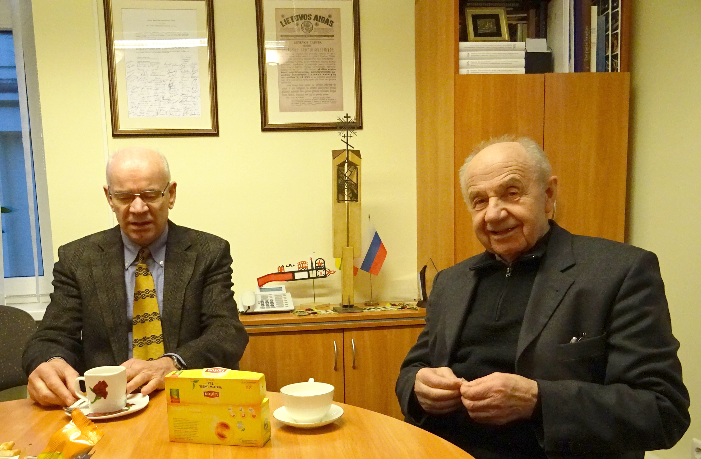 Malonus pokalbis Lietuvos konsulate Tilžėje su konsulu B. Makausku (kairėje) ir kunigu A. Gauronsku.