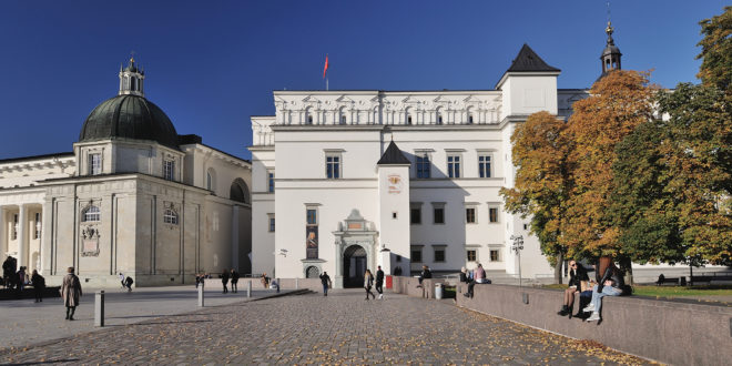 Valdovų rūmų pietinis fasadas ir Vilniaus katedros Šv. Kazimiero koplyčia.