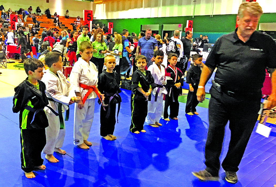 Būsimosios karate sporto žvaigždės. Ketvirtas iš kairės – A. Račkauskas.
