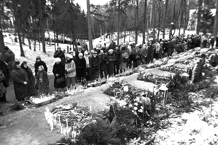 Kapinėse nusidriekė eilė žmonių, norinčių atsisveikinti su Sausio 13-osios aukomis.