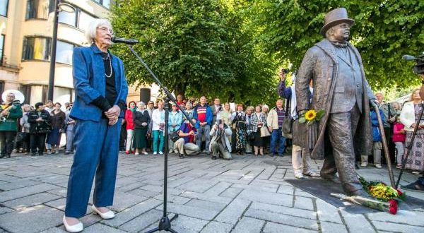 R. Vileišytė-Bagdonas prie tėvo Jono Vileišio skulptūros Kaune.