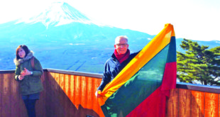 Algimantas Remeika Lietuvos trispalvę iškėlė Japonijoje, prie šios šalies simboliu laikomo kalno Fujisan, pasaulyje žinomo kaip Fudzijama.