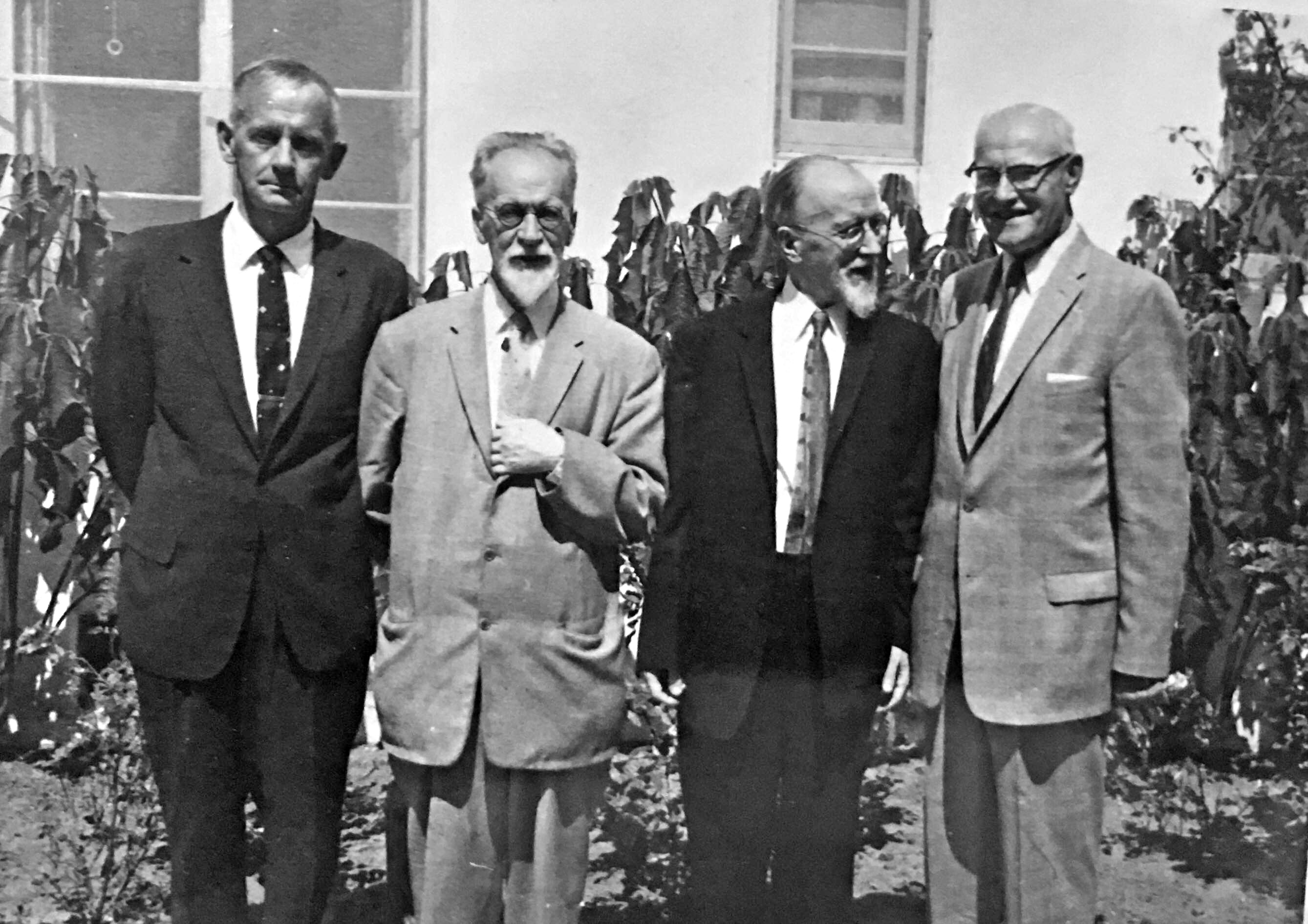 Broliai Mykolas (antras iš k.) ir Viktoras Biržiškos nemažai bendraudavo su konsulu Los An­geles J. J. Bielskiu (pirmas iš d.)